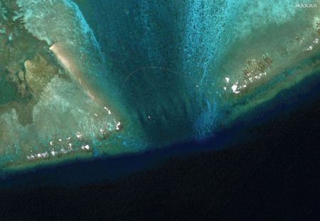 南シナ海のスカボロー礁に「浮遊障壁」、衛星写真で判明