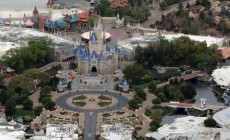 ディズニー、フロリダのテーマパーク段階的再開を計画