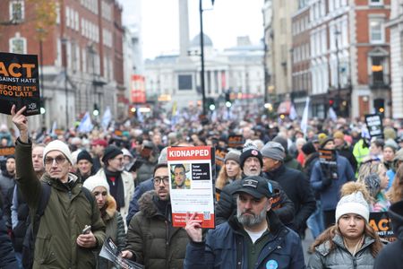 ロンドンで反ユダヤ主義へのデモ行進、5万人が参加