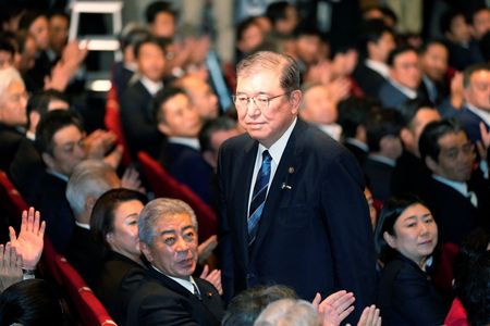 自民党新総裁に石破氏、決選投票で215票　高市氏194票