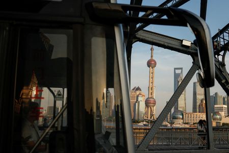 中国、トラック・バス運転免許の年齢上限引き上げ　高齢化に対処