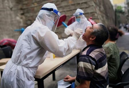 中国本土の新型コロナ新規感染者は61人、ウイグル自治区が41人