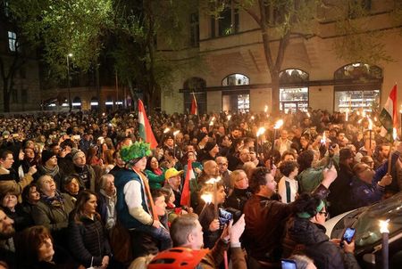 ハンガリーで抗議デモ、オルバン首相らの辞任要求