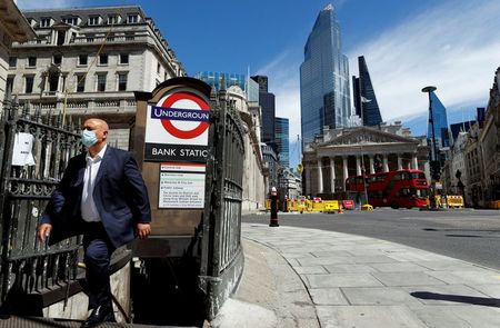 英運輸相「職場に戻るのは安全」、出勤再開を呼び掛け