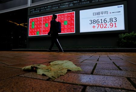 日経平均は反発、一時700円超高　政治イベント通過で買い戻し