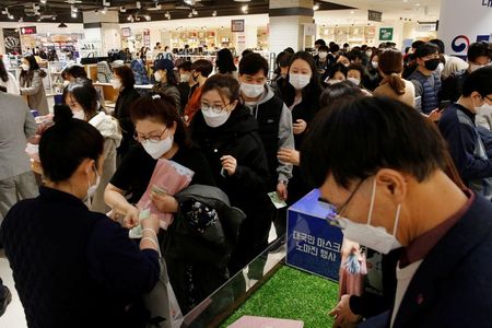 韓国、新型ウイルス感染者が2000人突破　株価急落