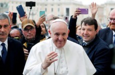 バチカン、フランシスコ教皇の重病説否定　「やや体調不良」