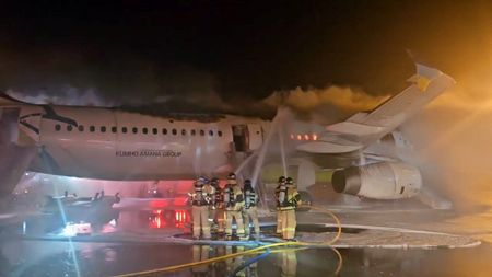 韓国・釜山の空港で旅客機火災、離陸準備中　乗客乗員は全員避難