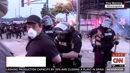 米ミネソタ州のデモ、ＣＮＮ記者が生中継中に逮捕