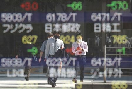 前場の日経平均は小幅続落、オミクロン株警戒も下げ渋り