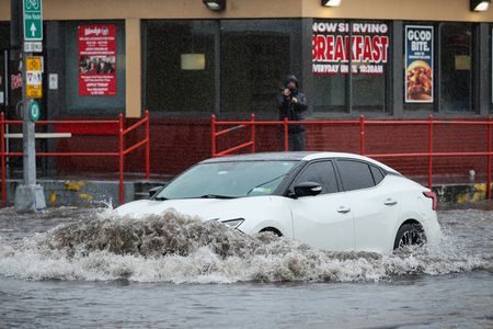 米ＮＹ市、集中豪雨で鉄砲水発生　地下鉄不通に　警報発令