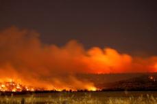 米カリフォルニア州で山火事急拡大、24時間で2倍に