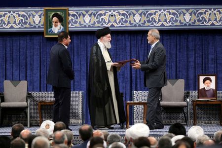 イラン、比較的穏健派のペゼシュキアン大統領を正式認証
