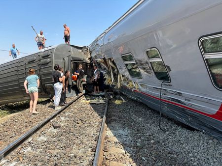 ロシア南部で列車事故、トラックと衝突し脱線　140人負傷