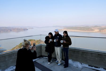 北朝鮮眺めつつラテ楽しむ、韓国で軍事境界線近くにスタバ新店舗