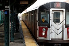 ＮＹ市地下鉄、消毒で夜間運休　接触追跡に州が最大1.7万人雇用