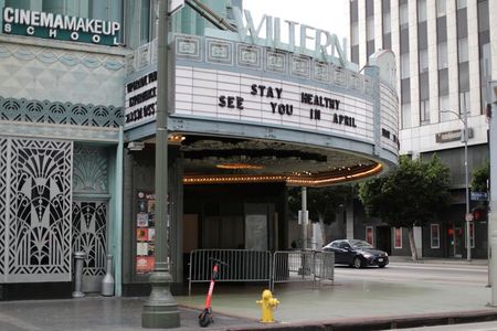 米ロサンゼルス市、映画館の再開を延期　新型コロナ感染急増で