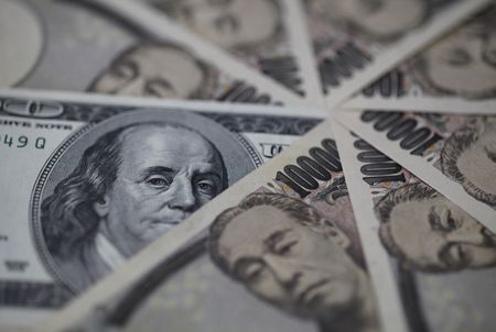 円が対ドルで一時149.05円、日銀が金利操作再修正との報道受け