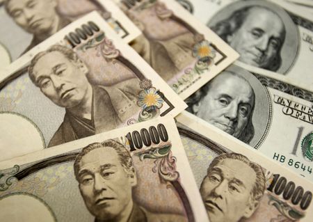 ＮＹ外為市場＝円、対ドルで2週間ぶり高値　日銀が金利操作再修正との報道で