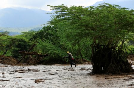 ケニア中部で洪水と地滑り発生、少なくとも45人死亡