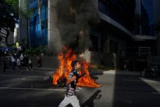 ベネズエラ大統領選、野党が73％得票主張　各地で抗議デモ