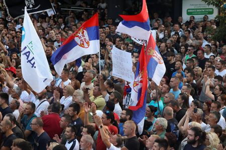 リオ・ティントのリチウム開発事業、セルビアで数千人が抗議集会