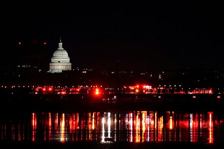 米首都近郊の旅客機と軍ヘリの空中衝突、空域運用の課題浮き彫り