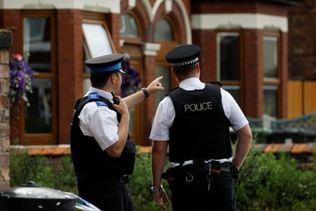英国で女児3人死亡の襲撃事件巡りデモ、暴徒化し警察と衝突