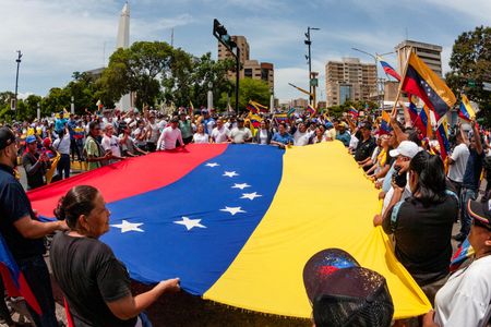 ベネズエラで抗議行動拡大、マドゥロ政権退陣求める