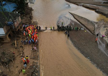 インド土砂崩れの死者151人に、行方不明者の捜索活動続く