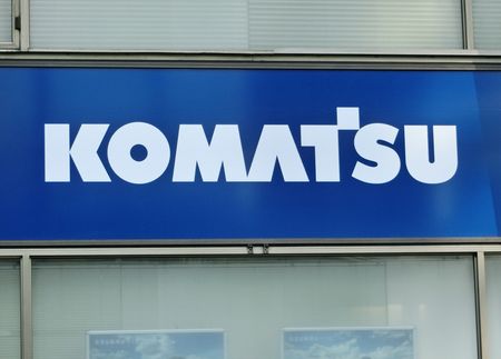 コマツの4ー12月期、営業益2.8％増　建機販売減も金融事業など下支え