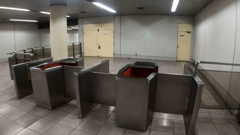 「絶対に開かない改札」は何のため？ 答えは「沿線の神社」　地下鉄の駅に40年間一度も使われたことのない謎の空間がふたつ