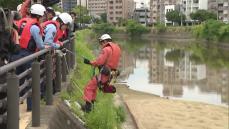 「法面崩落し１人が川に滑落」を想定　梅雨入り前に警察・消防が合同救助訓練