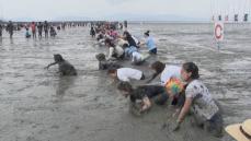 有明海の干潟で泥だらけ「人間むつごろう」　佐賀・鹿島で40回目のガタリンピック海外からも参加