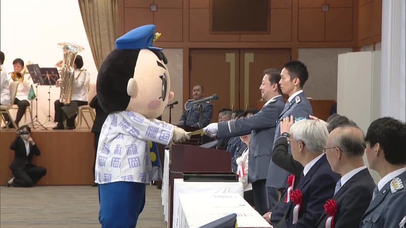 福岡県警のマスコットキャラクター「ふっけい君」勤続２０年で特別表彰　永年勤続者らを表彰