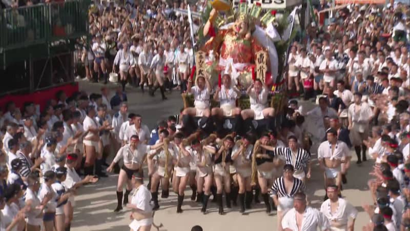 12日　博多祇園山笠の「追い山笠馴らし」　博多の街に勢い水舞う