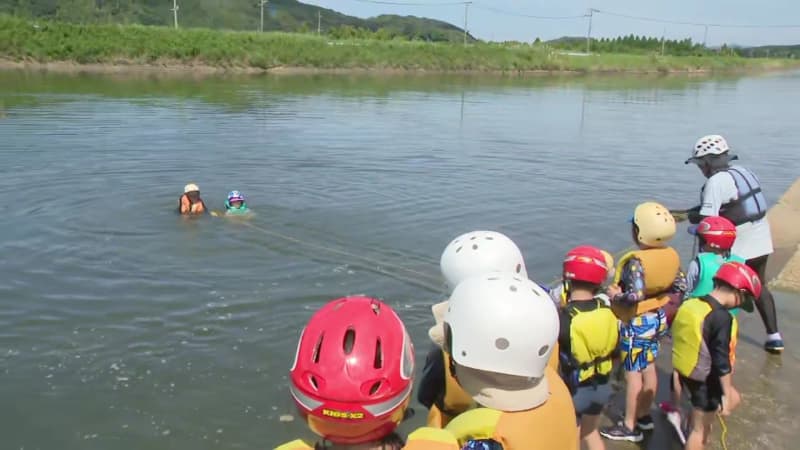 「浮いて待ったら声も出せるし息もできる」小学生が溺れた時の対処法を体験　水難事故防止「水辺の安全講座」