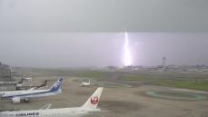 夏の雷雨　航空機にも影響　１６便が福岡空港に着陸できず