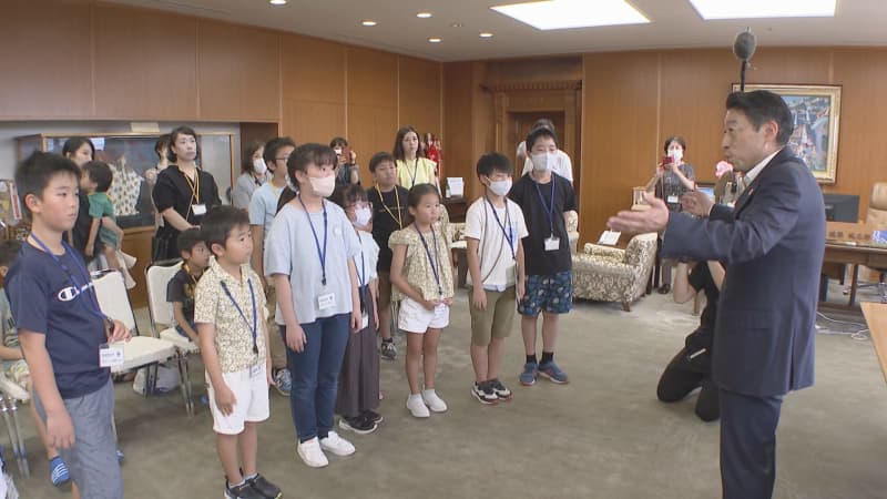 「どうやったら知事になれる？」小学生が福岡県知事に直撃　夏休み子ども企画展　知事室も見学