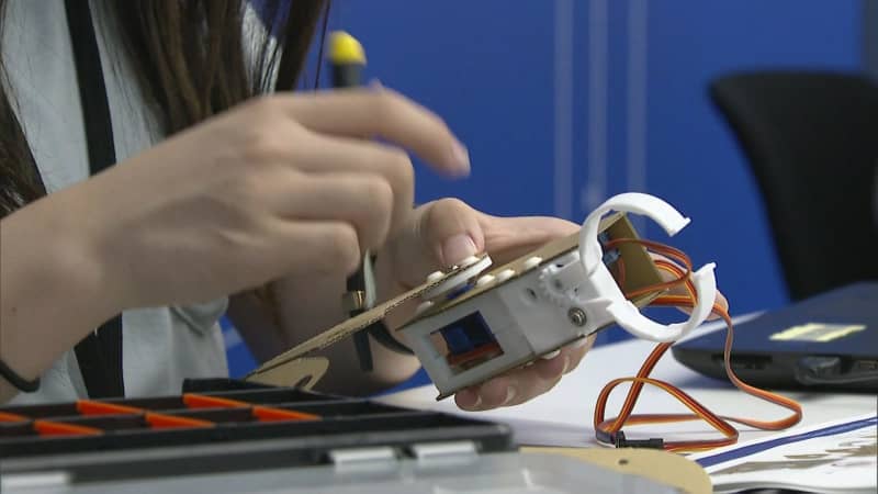 女子中学生がロボット作り　ピンポン球運びに挑戦！