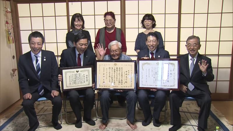 服部知事が新１００歳の男性に祝状を贈呈　健康の秘訣は「よく食べてよく寝て運動すること」