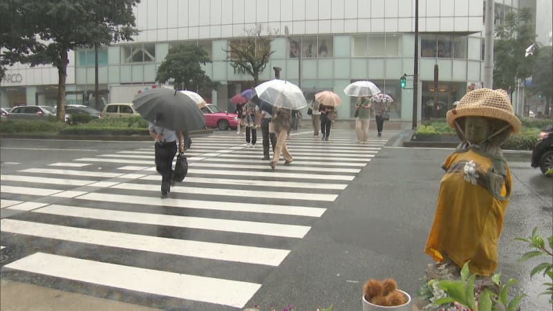 「半袖、寒いですね。長袖着るべきかな」　１０月下旬並みの気温に　秋服めだつ福岡