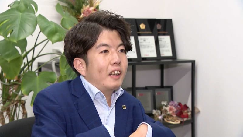 キャッチコピーは”日本一小さい営業マン”  身長139センチの男性「障害は唯一無二の個性。一番の武器」営業成績は社内トップ