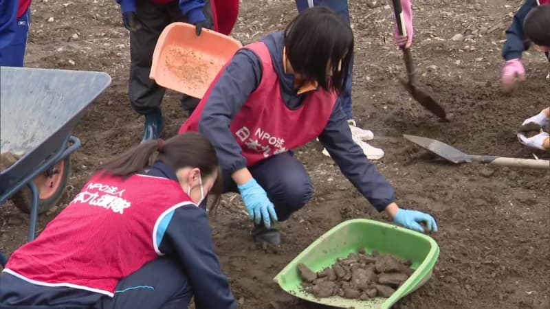 去年７月の豪雨で被災　久留米市田主丸町の農園で高校生ら約１００人が土砂撤去災害ボランティア