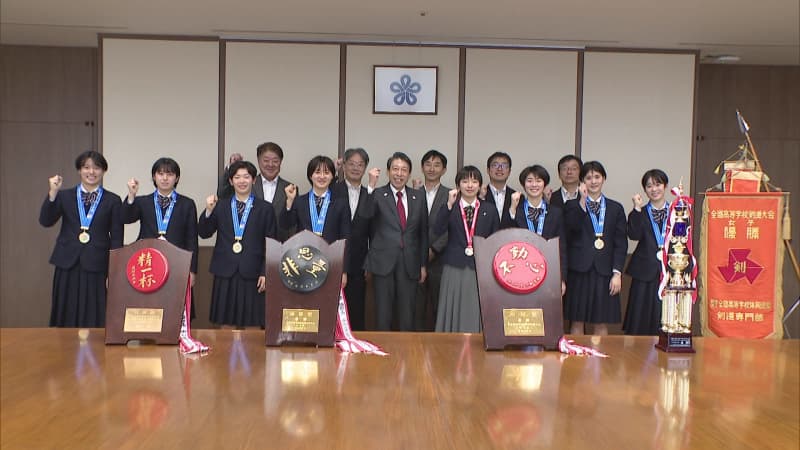 剣道で全国制覇　中村学園女子中学高校が知事に報告