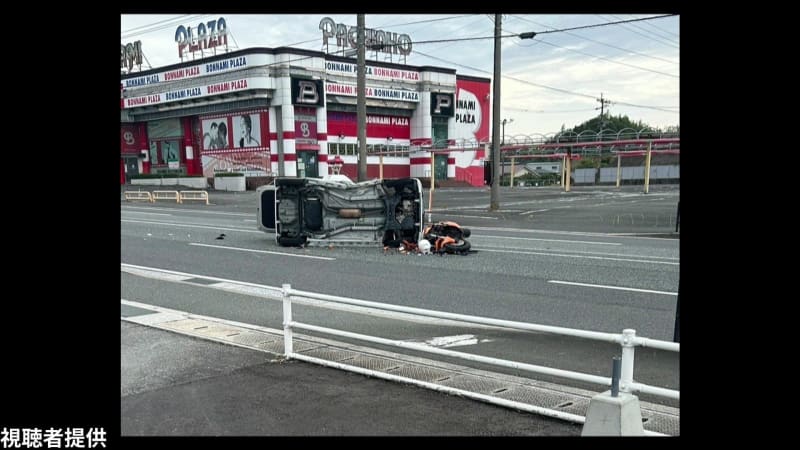 駐車場から出ようとした軽乗用車と大型バイクが衝突　軽乗用車は横転　男女３人が病院に搬送　１人意識不明