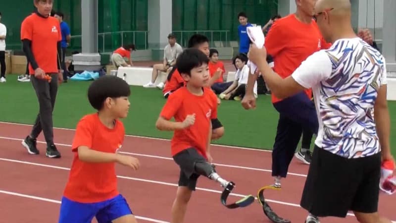 「夢はパラリンピック出場」義足の小学生がマラソンに初挑戦　パラ陸上界のレジェンド山本篤さんが指導