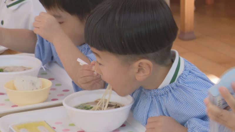 小学校に福岡名物「屋台」　久留米の幼稚園では給食に「大砲ラーメン」