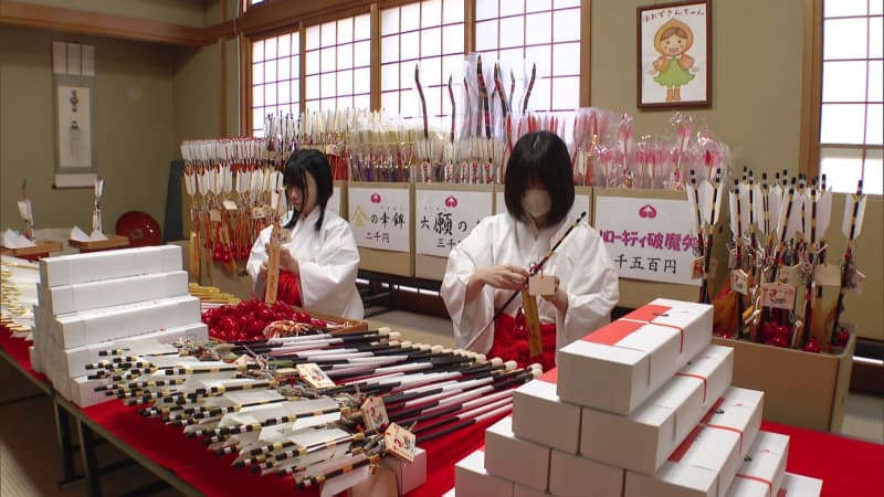 「平和で幸せな１年を過ごしていただけるように・・・」赤ひょうたん付きの破魔矢作りが大詰め