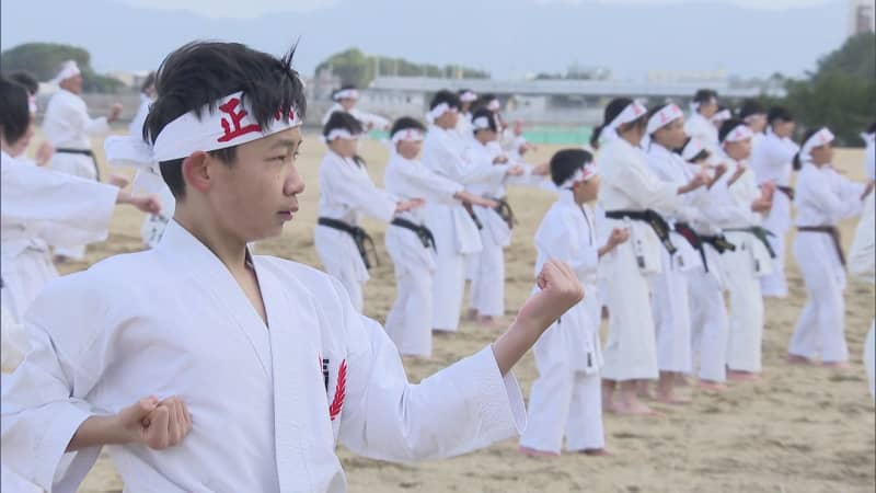 冬の冷たい海に入り心身鍛える「寒行」福岡市では未明に初雪観測